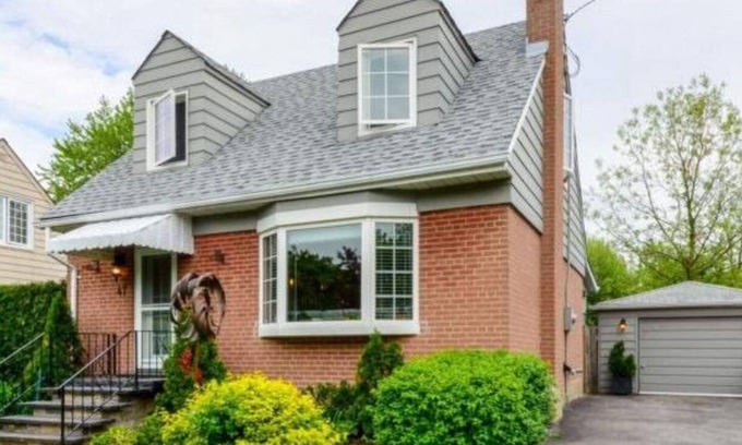 Brampton House | Cozy stay downtown Brampton close to airport