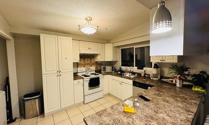 Surrey House | Cozy Stay walk to Holland Park and Surrey Central