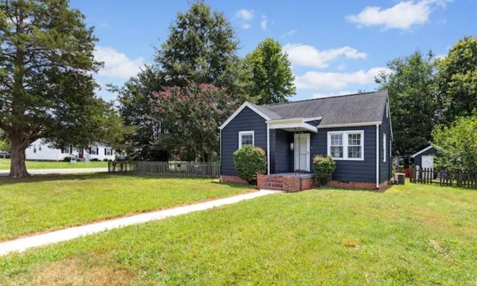 Montrose House | Cozy Stays Cottage *Close to NASCAR & Hot Spots*