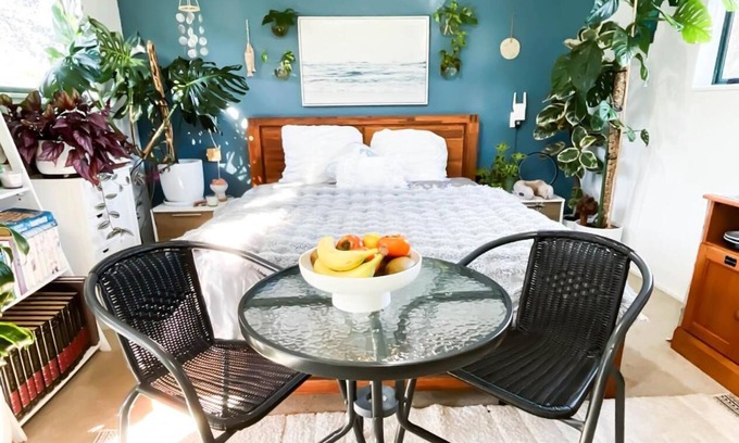 Tirohanga Apartment | Cozy Studio - 5mins to Beach · Outdoor Bath · Breakfast Included · Pets Welcome