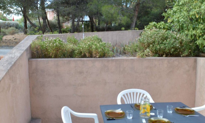 Foulquines House | Cozy Studio Cabin with Pool, Terrace, and Parking in Tranquil Narbonne Plage