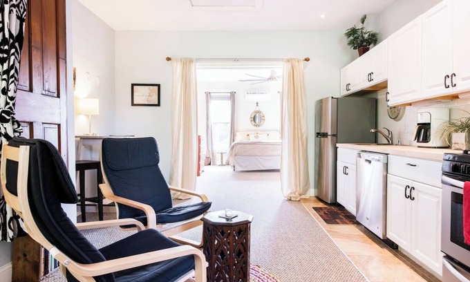Germantown Apartment | Cozy Studio close to Music Hall, Food, & Shops!
