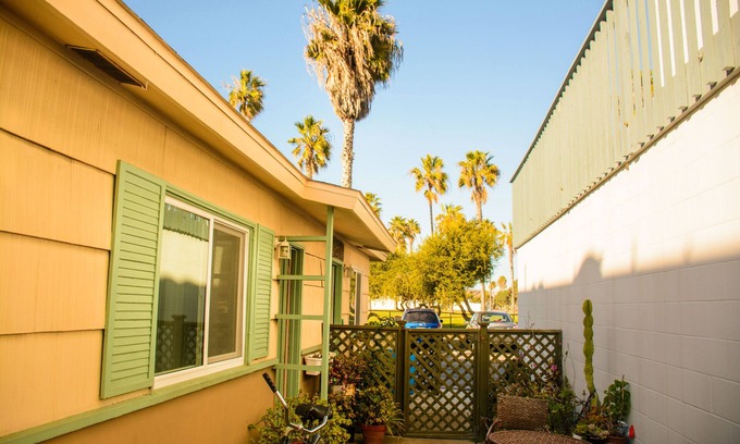 South Mission Beach Apartment | Cozy Studio/Flat Steps to Ocean 747- Sleeps 2, BBQ, Bike Rack, Surfboard