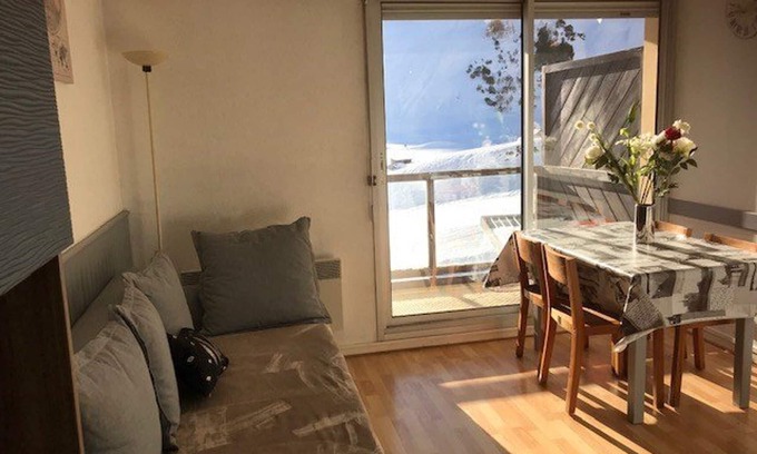 Montreal Apartment | Cozy Studio Sleeps 4 - South-Facing Balcony - Ski-In/Ski-Out - Covered Parking
