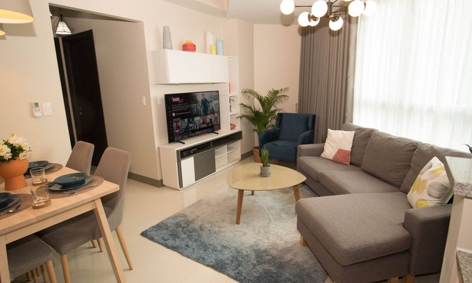 Bonifacio Global City Apartment | Cozy Suite w/Balcony/Fast WiFi across Mitsukoshi Mall & Uptown Mall