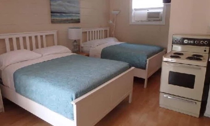 Lambton Shores Cabin | Cozy Sunset Cabin 1, Family of 4 Getaway!