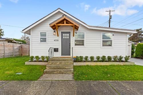 South Tacoma House | Cozy Tacoma Bungalow- newly remodel 2br, 1ba home