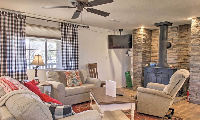 Taylor House | Cozy Taylor Home w/ Fireplace - Hiking Nearby