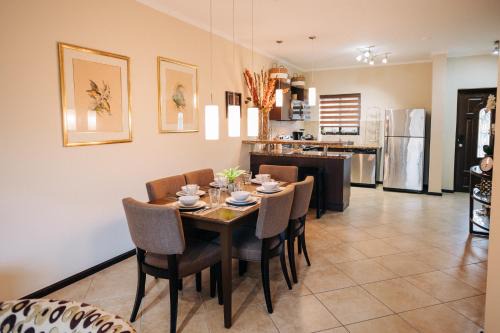 Gold Coast House | Cozy Townhome at Gold Coast