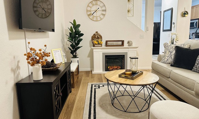 North San Antonio - SAT House | Cozy Townhome in Thousand Oaks!