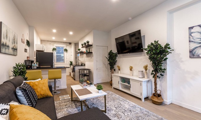 South Side Slopes House | ❤️Cozy Townhome on Carey with Private Deck Space ❤️