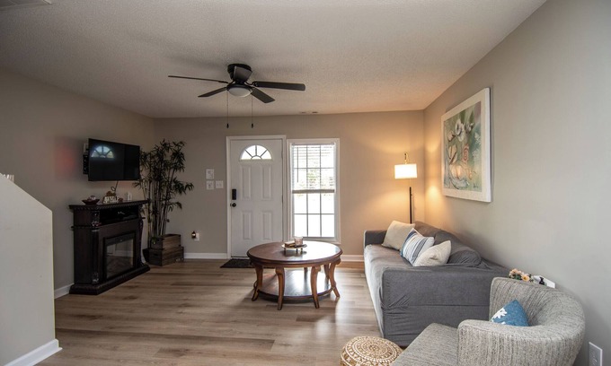 Jacksonville House | Cozy Townhouse; Close to Military Bases & Beaches