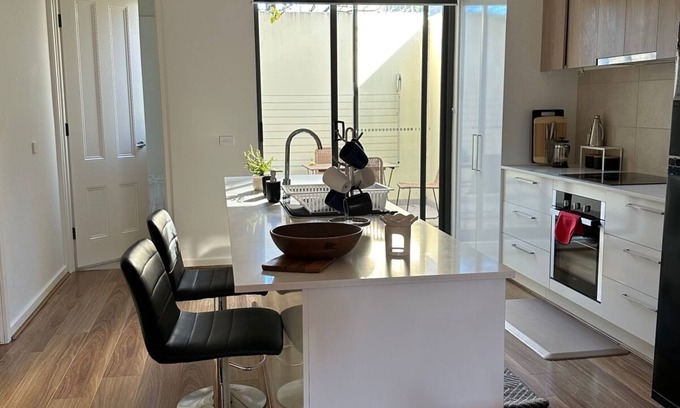 Werribee Apartment | Cozy Townhouse in Werribee centre