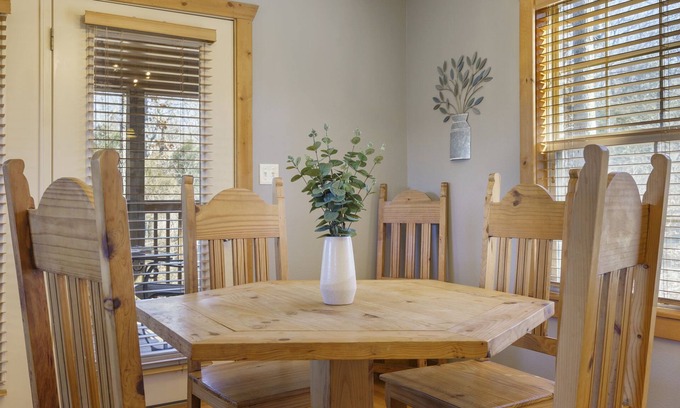 Reeds Spring House | Cozy Townhouse, Near Silver Dollar City, Screened Deck & Fireplace!