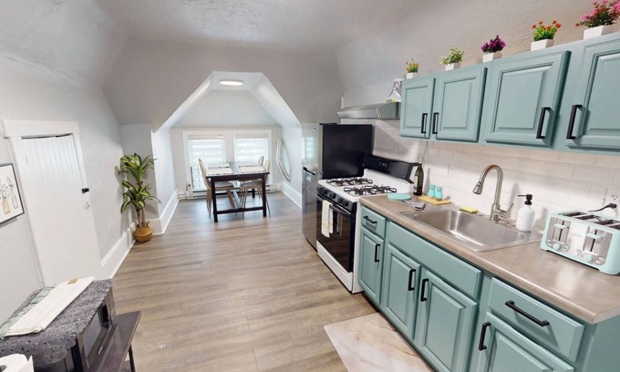 Irvington House | Cozy Traveling Professional's Retreat 15 min to EWR, Near NYC