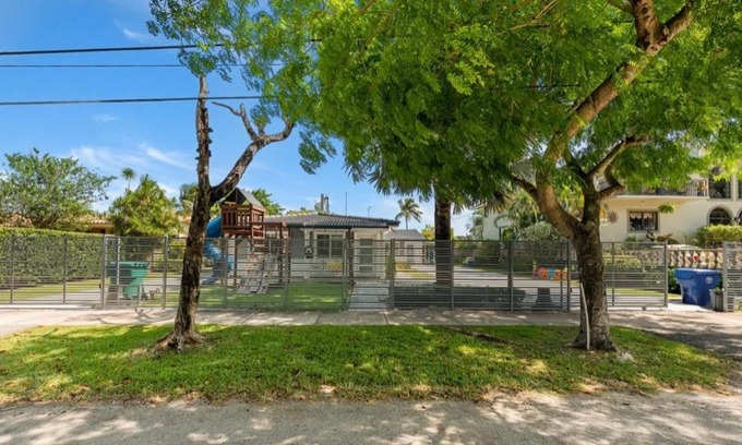 West Little Havana House | Cozy Triplex centrally located