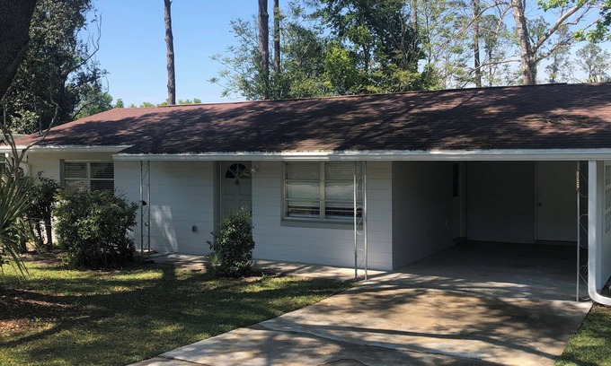 Dunnellon House | Cozy two bedroom home in Dunnellon. Minutes from the the river, golf, and more.