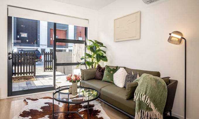 Flat Bush House | Cozy Two- Bedroom Townhouse with garden Unit 17