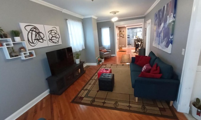 Front Park Apartment | Cozy Updated 3-BR apartment near Peace Bridge