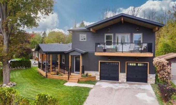 Innisfil House | Cozy Upstairs Suite- 2 bedroom Unit with Balcony