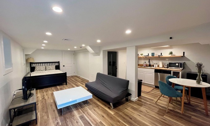 The Heights Apartment | Cozy urban oasis 15 minutes to Manhattan, American Dream & MetLife Stadium