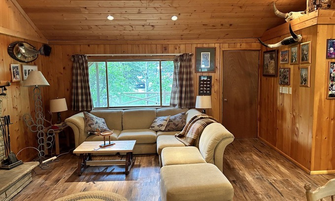 Kamas Cabin | Cozy Utah Cabin
