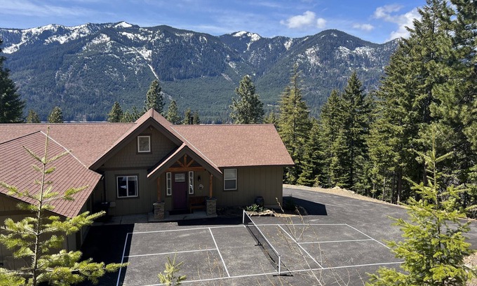Cle Elum Cabin | Cozy Views Hot Tub Pickleball 6 acres