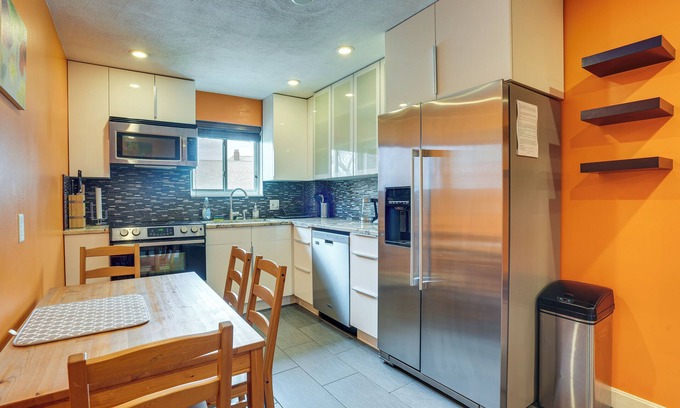 South Side Condo | Cozy Waltham Condo ~ 11 Mi to Downtown Boston!