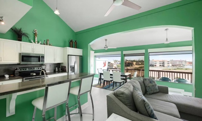 Port Isabel Condo | Cozy Waterfront 3 BR Condo Bayview, Pool, Fishing!