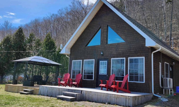 Clifton Royal Cottage | Cozy Waterfront Cottage on the Kennebecasis River. Pet Friendly!