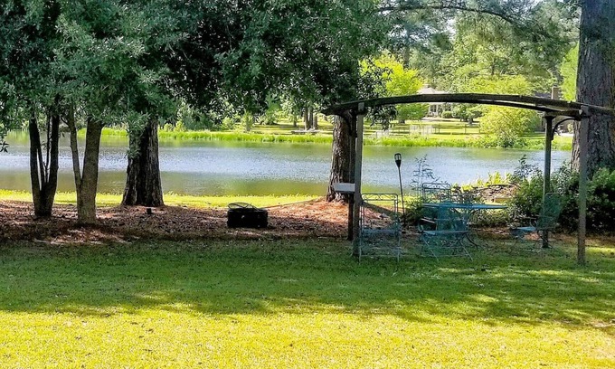 Valdosta House | COZY WATERFRONT COTTAGE WITH BEAUTIFUL VIEWS-PET-FRIENDLY