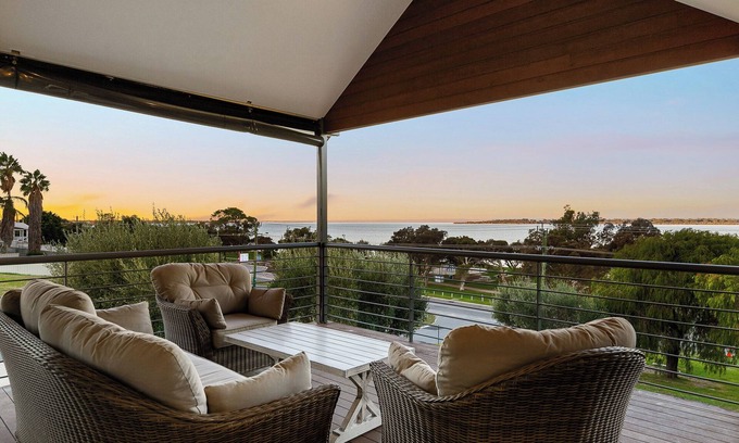 Dawesville House | Cozy Waterfront Family Sized Retreat