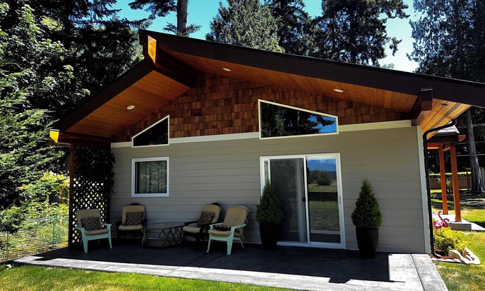 Hansville Cabin | Cozy waterfront Guest House with spa in serene Hansville with WiFi access