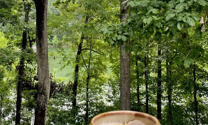 Mammoth Cave House | Cozy Waterfront Lake Home on Nolin Lake & Close to Mammoth Cave