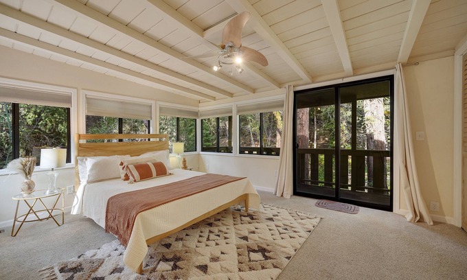Santa Rosa House | Cozy Woodland Escape, Hot Tub, Redwood + Water Views, mins from spas in Napa