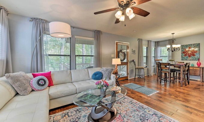 Grogan's Mill House | Cozy Woodlands Townhome w/Deck Near Market Street