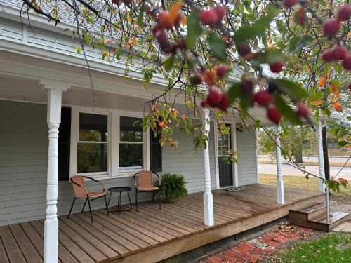 Hesston House | Crabapple Cottage
