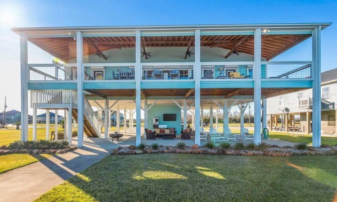 Hackberry House | CRABBIN CABIN ON THE WATER