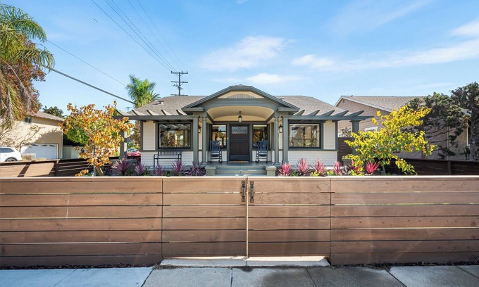 Belmont Heights House | 🏡 CRAFTSMAN BY THE SEA 🌊: Walking distance to the beach, free wifi and parking!