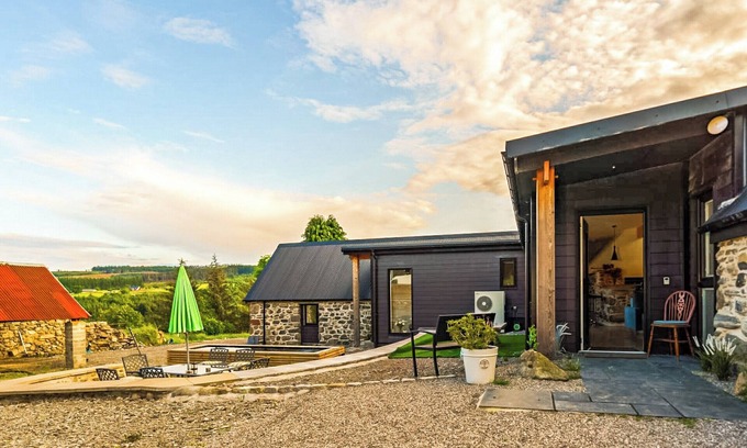 Glen Urquhart Cottage | Cragganmore Barn - UK38354