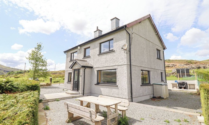 Capel Celyn Cottage | CRAIG YR RONWY, pet friendly, character holiday cottage in Bala