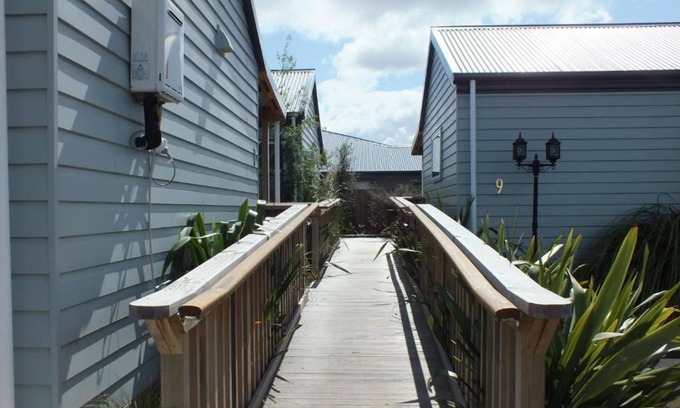 Saint Albans Cabin | Cranford Cottages And Motel
