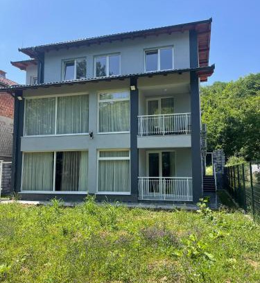 Hadzici Apartment | Crater H
