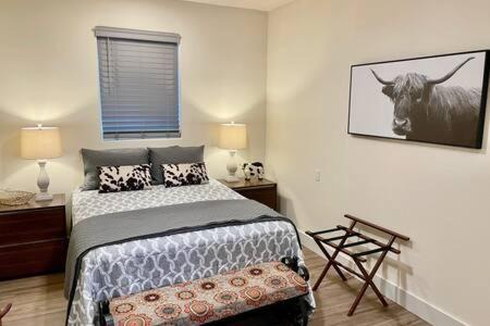 Ahwahnee Apartment | Crazy Cow Private HOT TUB BBQ Sleeps 2