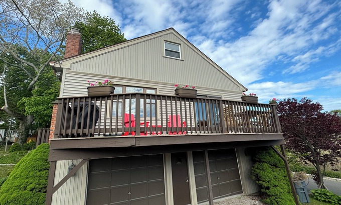 Stony Creek House | “Creek Boutique” lies steps away from beach, markets, and parks.