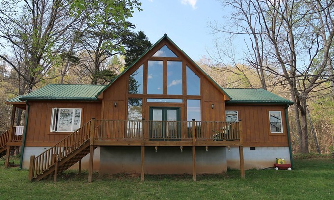 New Castle Cabin | Creekfront Family-friendly Cabin in Blue Ridge Mountains