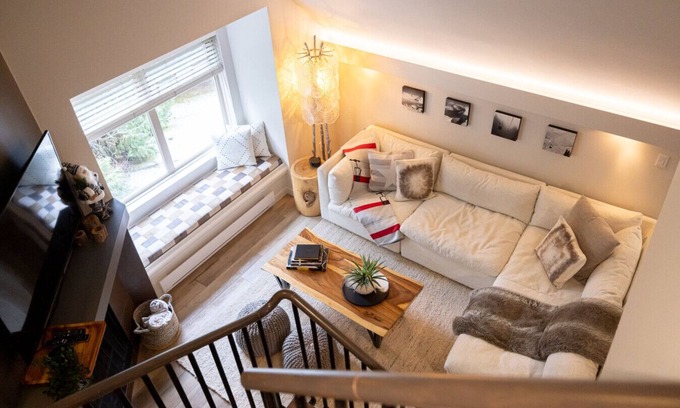 Whistler Creekside Apartment | Creekside 3BR: Sleeps 8,Hot Tub,Pool,Parking,BBQ & Near Shops and Restaurants!