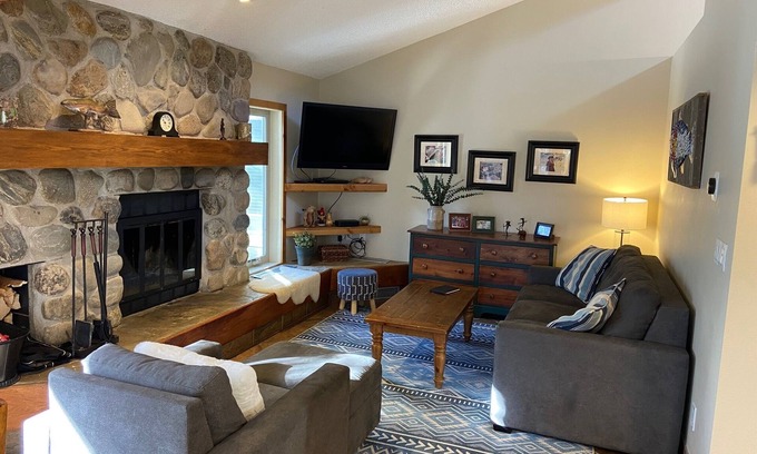 Frisco Condo | CREEKSIDE AND MOUNTAIN VIEW! Walk to Main St Frisco, Skiing, Pool, Trails
