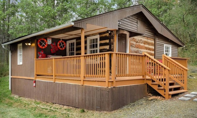 Mount Jackson Ski Chalet | Creekside Cabin w Hot Tub, Fire Pit, Grill, WiFi!