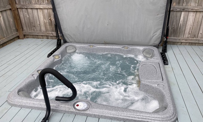 South View House | Creekside Hot Tub House